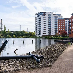 Apartment Bay Flat With Water Views, Cardiff