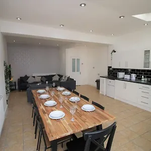 Holiday home Large Modern House By Promise, Cardiff