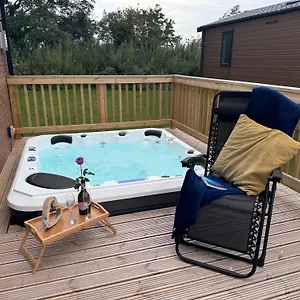 luxury-hot-tub-lodge-near-york-5-country-park-fishing-lakes.yorkshirehotels.net/